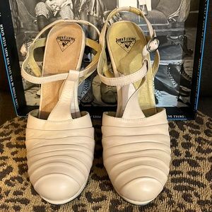 These beauties are the Treasury family of vogs & are a delicate cashmere peach